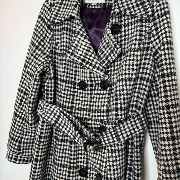 Burberry Black and White Houndstooth Coat with Purple Lining - Picture 6 of 8